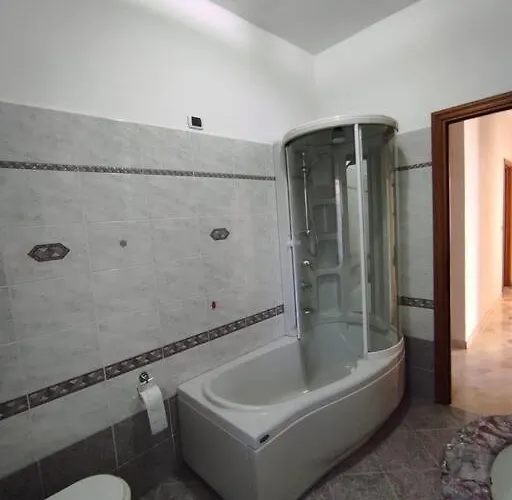 Casa Nei Pini Lägenhet Varazze